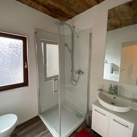 Schoene Burgruine Fachwerkhaus *