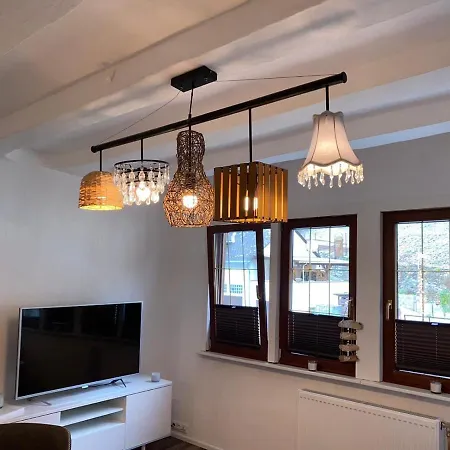 Schoene Burgruine Fachwerkhaus