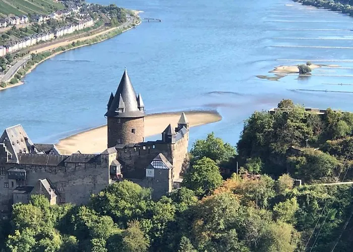 Schoene Burgruine Fachwerkhaus * 巴哈拉赫