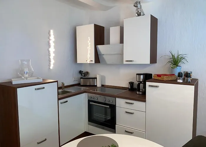 Schoene Burgruine Fachwerkhaus *