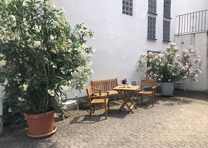 Schoene Burgruine Fachwerkhaus 巴哈拉赫