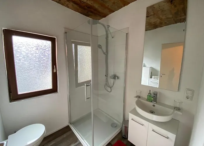 Schoene Burgruine Fachwerkhaus *