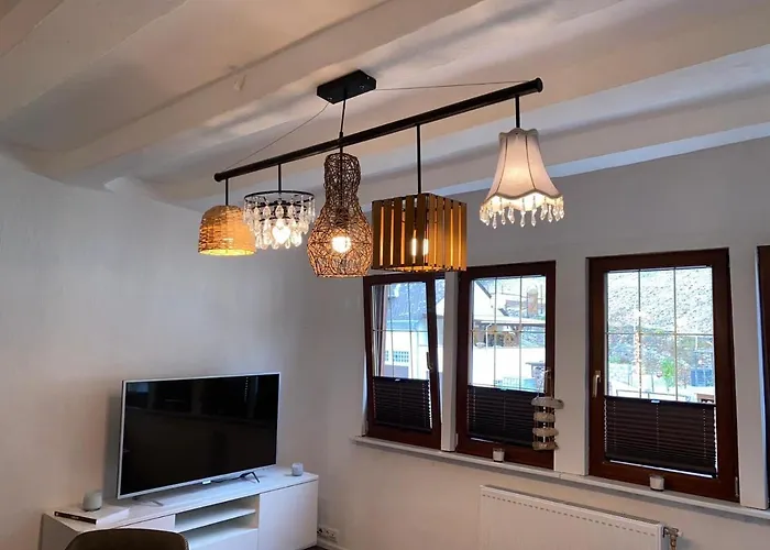 Schoene Burgruine Fachwerkhaus