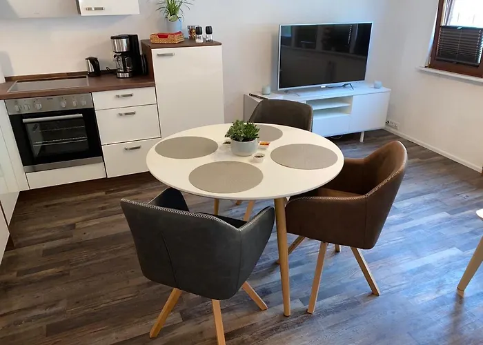 Schoene Burgruine Fachwerkhaus *